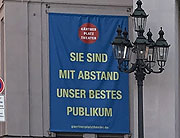 Sie sind mit Abstand unser bestes Publikum - begrüsst das Staatstheater am Gärtnerplatz seine Besucher (©Foto: Martin Schmitz)